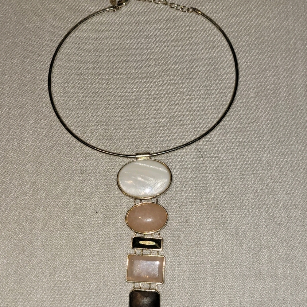 Elegant Gold and Cream Pendant Necklace